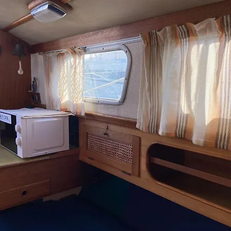 Botel Barco Expo C49 *